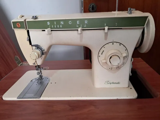 Máquina de costura Singer funcionando 