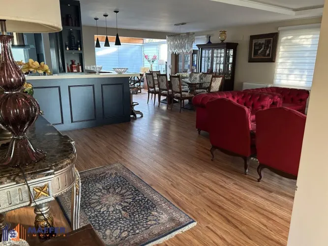 Vende-se luxuosa casa com 4 suítes e 430m² - Gramado