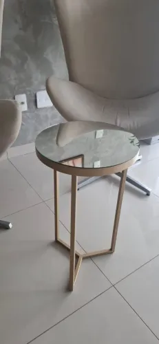 Mesa lateral estilo moderno com estrutura metálica e tampo vidro espelhado