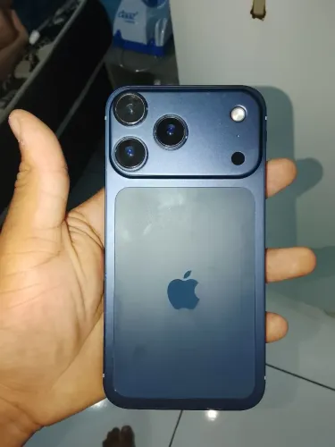 Vendo iPhone XR na carcaça do 17 pro max