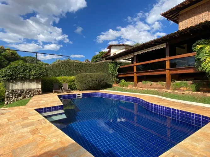 CASA NO BAIRRO BANDEIRANTES COM PISCINA