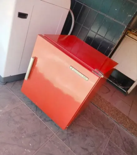 Frigobar em perfeito estado na cor vermelha decorativo