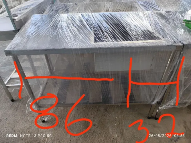 Pias industrial de aço inox.e bancada.