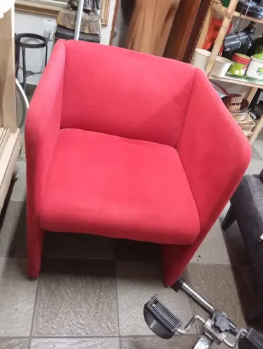 Poltrona reta vermelha 01 lugar moderna e confortável.