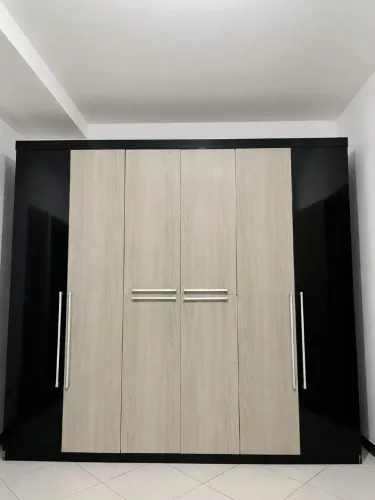 Vendo Guarda Roupas de 6 Portas