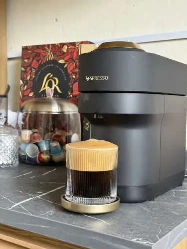 Cafeteira Nespresso Vertuo Pop+ Preta e Dourada