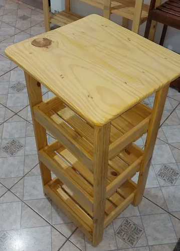 Fruteira de pinus, com tampo e rodinhas, envernizada