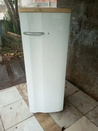 ? Geladeira Electrolux 330l pequena de gelo seco, não fais gelo, revisada com garantia?