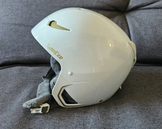 Capacete branco Wedze Decathlon para esportes na neve ski e snowboard