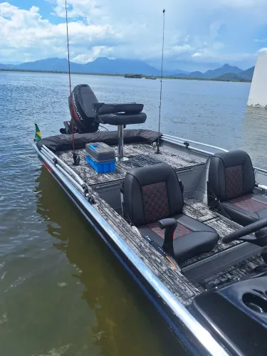 Barco motor e carreta
