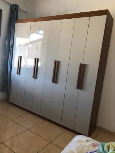 Guarda-roupa de 8 portas em excelente estado
