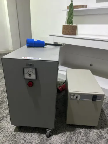 Estabilizador de Tensão 7.500VA Entrada: Tomada Steck industrial. Saída: 220V