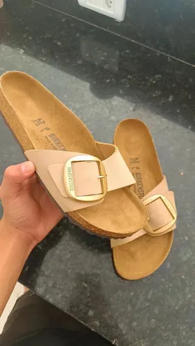 sandália Birkenstock 42 Madrid Big Buckle em couro na cor bege com fivela grande dourada