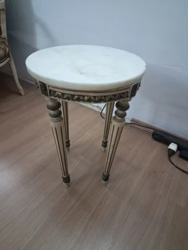 Mesinha de Canto estilo Luís XVI em Pátina e Tampo de Mármore