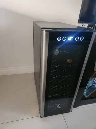 Adega de vinho climatizada Electrolux