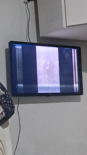 Vendo tv 32" smart com defeito na tela , meu zap é *