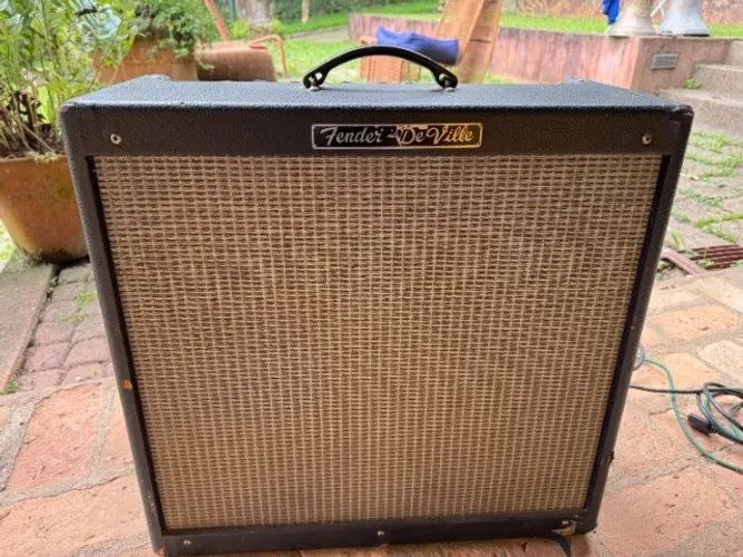 Amplificador Fender Hot Rod Deville 410 USA foot e case