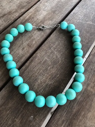 Colar turquesa contas grandes azul claro marcante