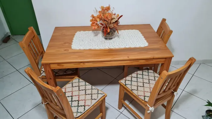 Mesa de Jantar Tok&Stock com 4 cadeiras
