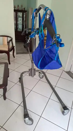 Grua hospitalar (Super nova) sem detalhes de uso.