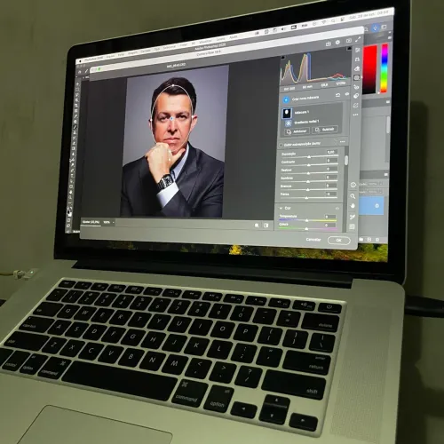 MacBook Pro, core i7, 16gb ram, ssd 240. 15 pol - leia