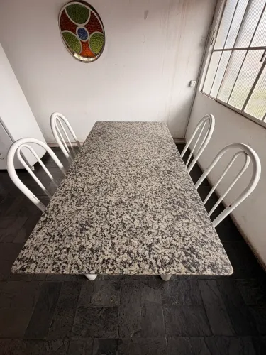 Mesa em granito com cadeiras