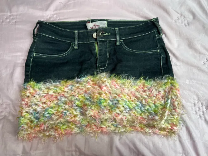 Mini Saia Hollister com Crochê Felpudo