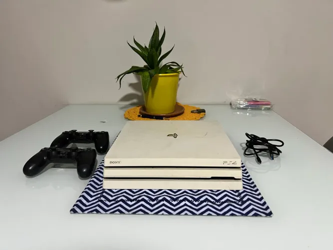 PS4 Pro Glacier White Edição Exclusiva 1TB + 2 Controles + 5 Jogos + Fiação Completa