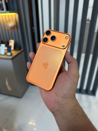 iPhone 11 64 gigas na carcaça do 17 pro 