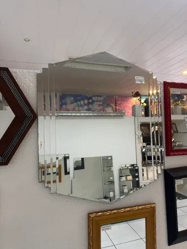 Espelho com pequenos detalhes de oxidação