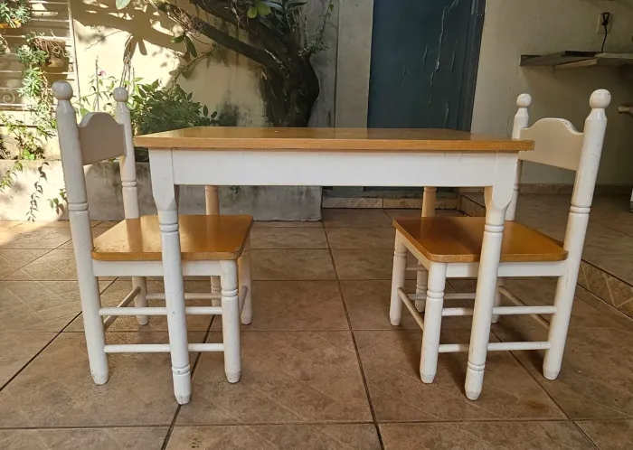 Mesa infantil com 2 cadeiras em madeira