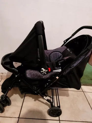 Carrinho de bebê com bebê conforto 