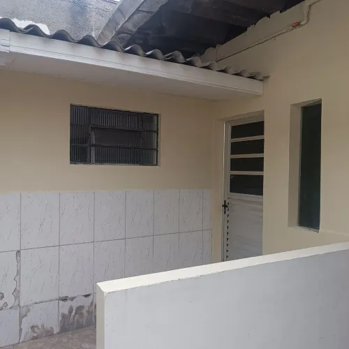 Casa de fundos pra uma pessoa no bairro Cajuru - Curitiba ,
