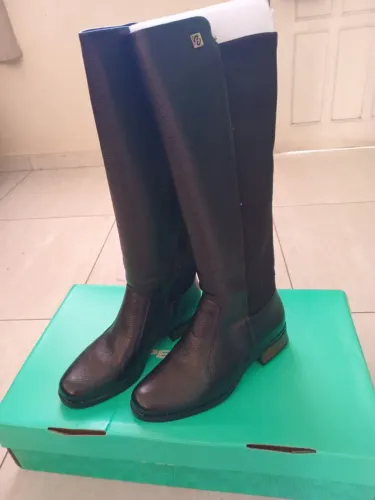 Bota de couro preta tamanho 37