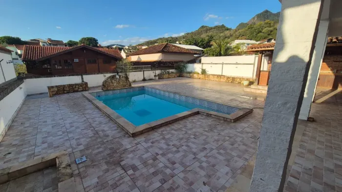 Condomínio Vilarejo, excelente localização, ampla residência, vazia!!!