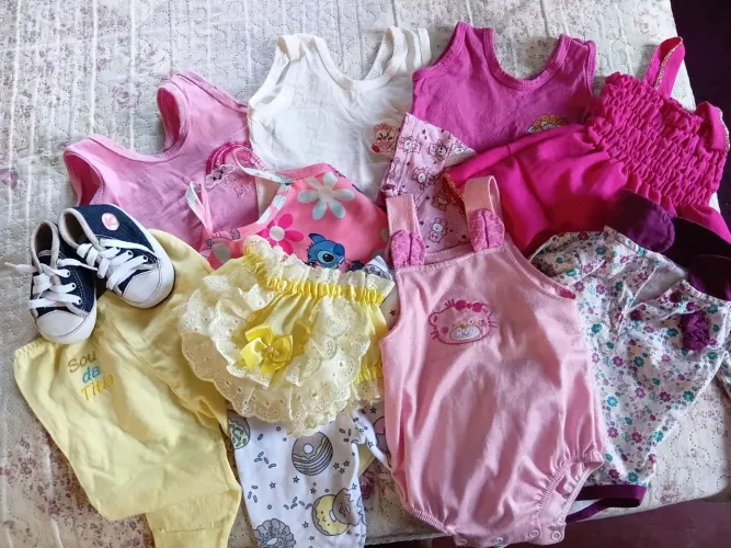 Vendo roupa de bebe menina 