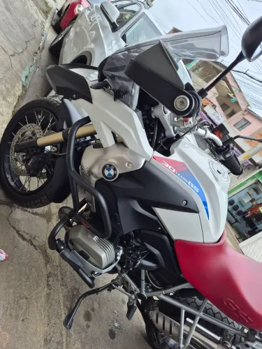 Moto impecável