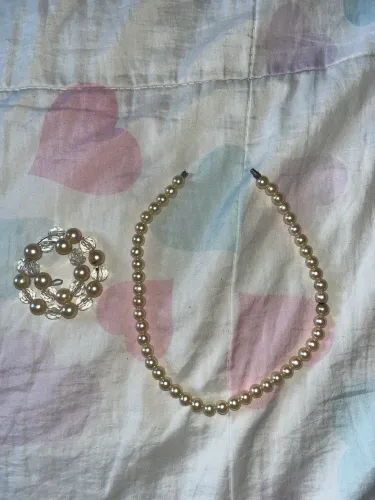 conjunto de colar de pérolas e pulseira