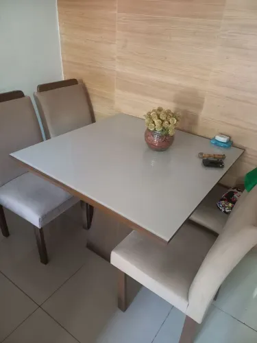 Vendo 01 mesa com 04 cadeiras usadas.