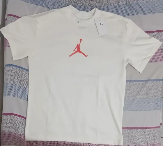 camiseta com estampa gráfica vintage do Michael Jordan