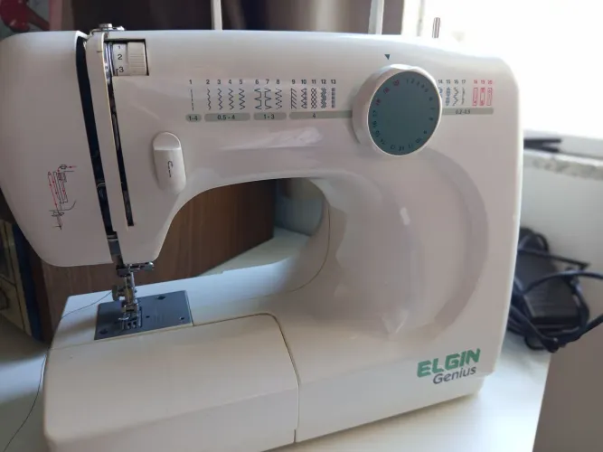 Máquina de costura Portátil Elgin Genius