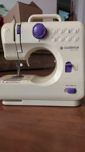 Mini Máquina de Costura Cadence