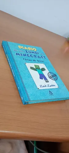 2 livros: Diário de um Zumbi do Minecraft 3 e 5