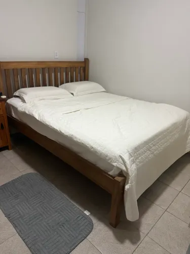 Cama de madeira de demolição