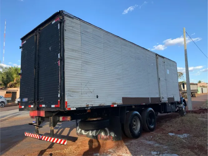 Mercedes 2013 Bau com carcaça roncuel reduzido Pneus novos meia vida