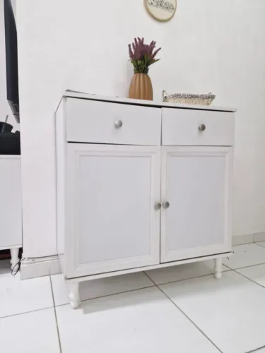 Aparador branco provençal / minimalista com gavetas e portas