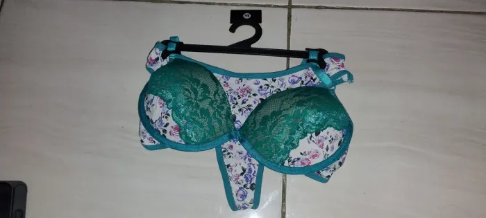 Kit lingerie M novo, no cabide. Com estampa de flor, em perfeito estado