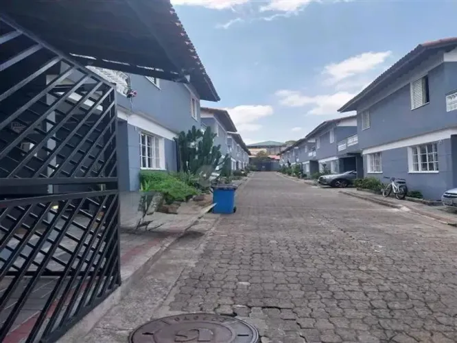 Sobrado em condomínio com 2 quartos, 1 vaga privativa à venda, 72 m² por R$ 395.000 - Jard