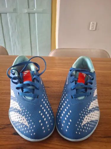 Vendo Chuteira Adidas ( Novinha) Numeração 32