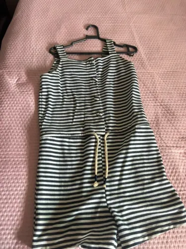 Variadas roupas femininas, tem delas que não foi usada